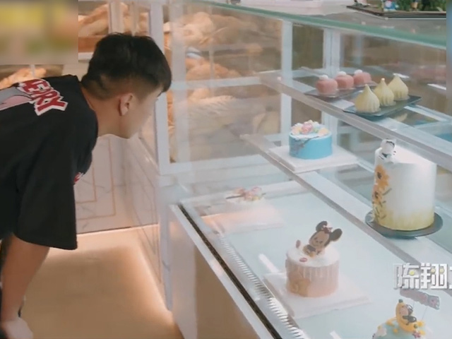 Cách hai thanh niên ăn bánh sinh nhật miễn phí khi không có tiền mua