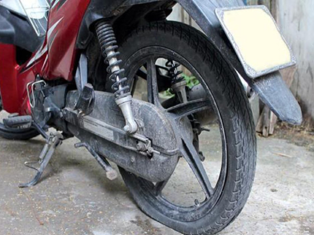 Chạy đường vắng bị xịt lốp xe máy phải làm thế nào?