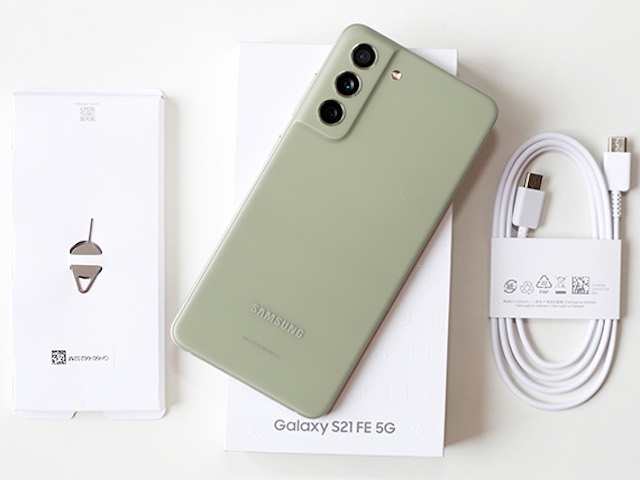 "Đập hộp" Samsung Galaxy S21 FE phiên bản xanh olive lạ mắt