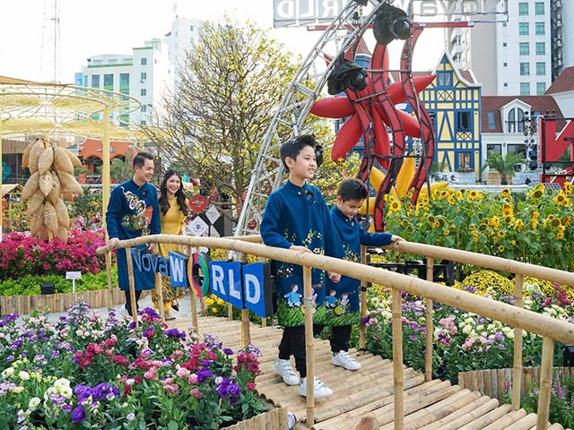 Gia đình Đăng Khôi gói bánh chưng, nhảy sạp trong Hội hoa xuân 2022 tại Novaland Gallery