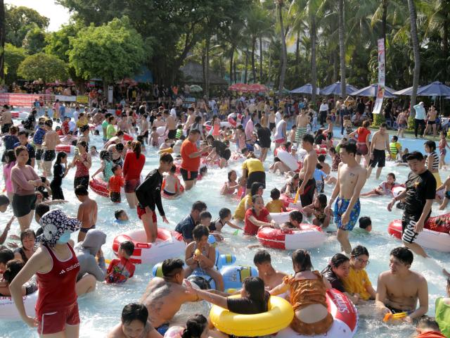 "Biển người" chen nhau trong Công viên nước Đầm Sen để giải nhiệt ngày Mùng 4 Tết
