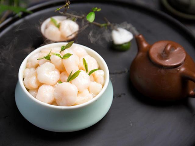 Món tôm chiên trà nổi tiếng bắt nguồn từ sự hoảng sợ của đầu bếp khi nghe vua Càn Long giá lâm