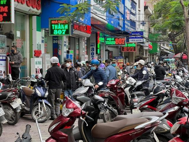 Số ca nhiễm Covid-19 mới tăng kỷ lục, người dân “đổ xô” đi mua kit test nhanh