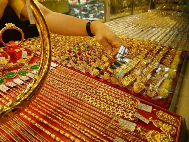 Dân buôn hoảng loạn tìm nơi trú ẩn, giá vàng tăng &quot;sốc&quot; 1,6 triệu đồng chỉ sau vài giờ