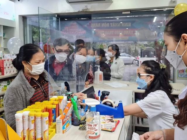 Hà Nội: Người dân xếp hàng dài, chờ đợi cả tiếng để mua được kít test nhanh Covid-19
