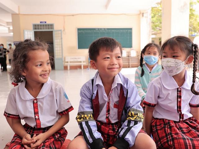 Hành trình giúp hàng trăm trẻ nghèo Cần Thơ chạm ước mơ tri thức