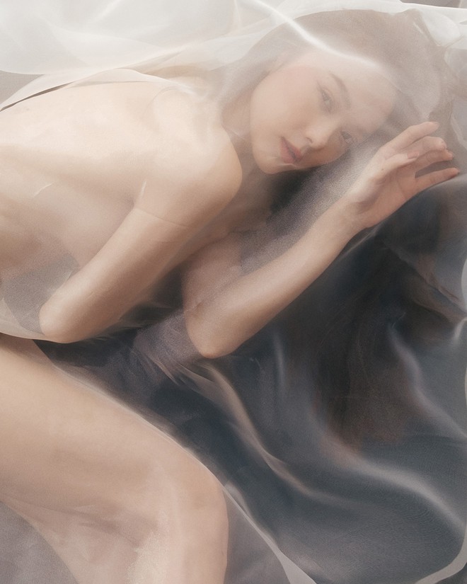Đằng sau hình ảnh nude mừng sinh nhật của Minh Hằng