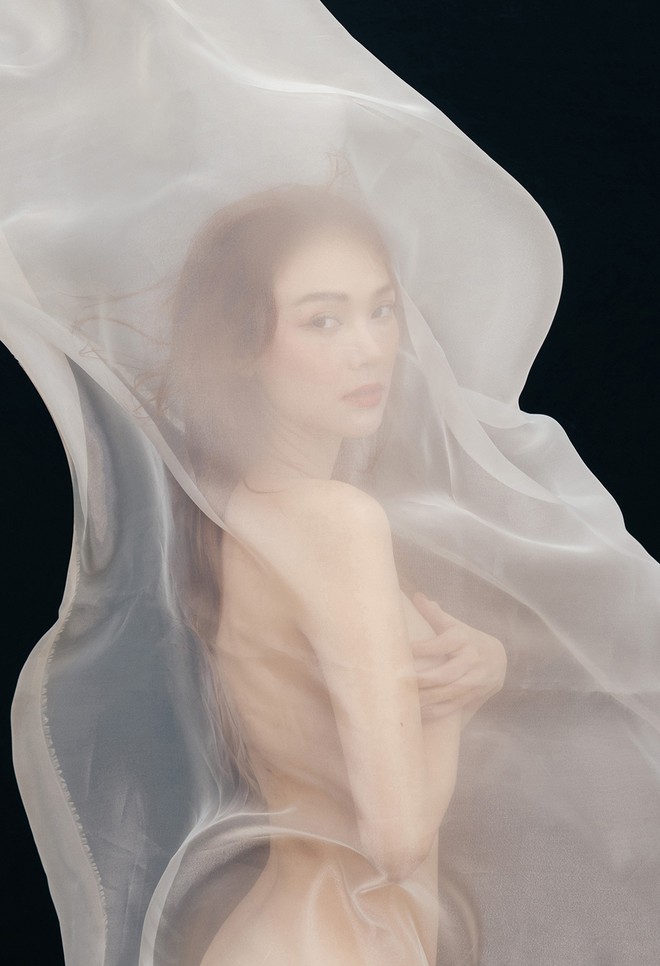 Đằng sau hình ảnh nude mừng sinh nhật của Minh Hằng