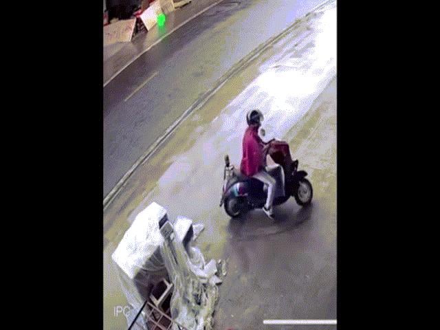 Clip: Ăn trộm vụng về, thanh niên gặp tình huống dở khóc dở cười