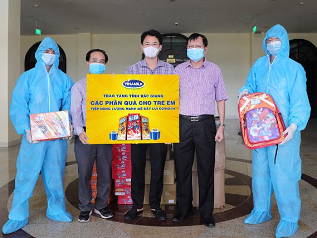 3.000 phần quà quốc tế thiếu nhi từ Vinamilk kịp thời đến với trẻ em đang cách ly tại 7 tỉnh, thành