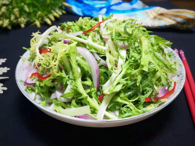 Loại rau rẻ bèo ngoài chợ không chỉ là &quot;thần dược&quot; giải độc gan còn làm salad cực ngon