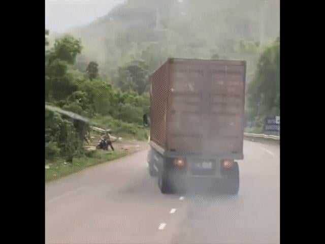Clip: Xe tải mất phanh trên đèo, tài xế đánh lái vào đường cứu nạn kịp thời