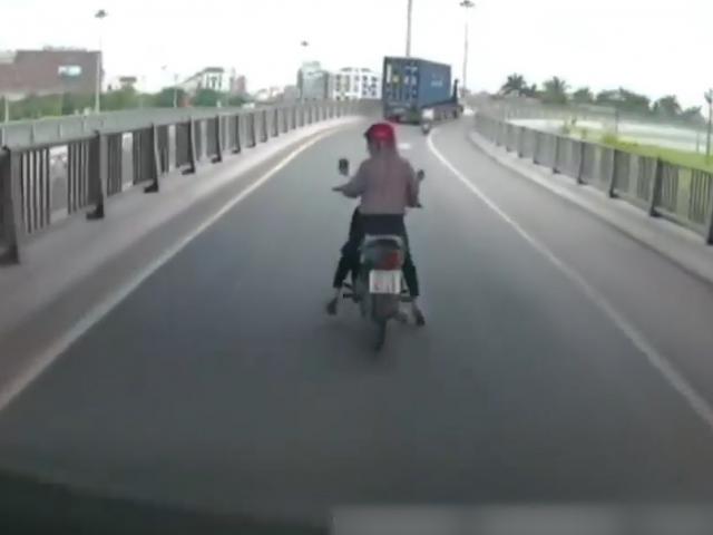 Clip: Thót tim người phụ nữ dừng xe giữa đường, khiến tai nạn liên hoàn