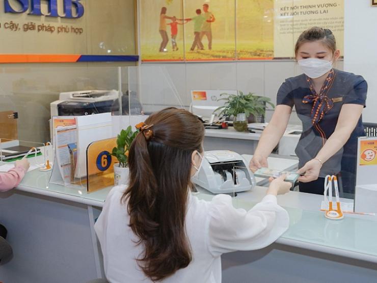 Lãi suất huy động lên 8,3%/năm, người dân mang hàng trăm nghìn tỷ đồng gửi tiết kiệm