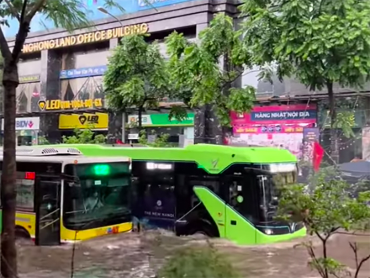 Xe buýt dầu và buýt điện VinFast đua tranh tại giải "lội nước mở rộng"