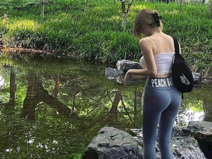 Chị em Châu Á mặc legging leo núi không phù hợp?