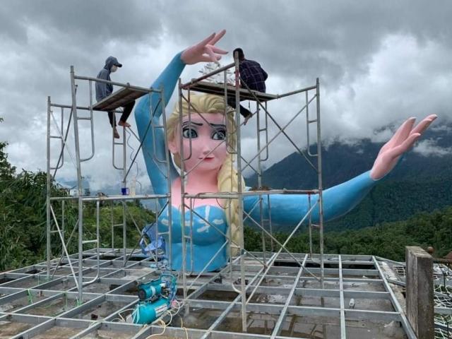 Tượng Elsa phiên bản “biến dạng” ở Sa Pa: Sẽ cưỡng chế nếu không tự tháo dỡ