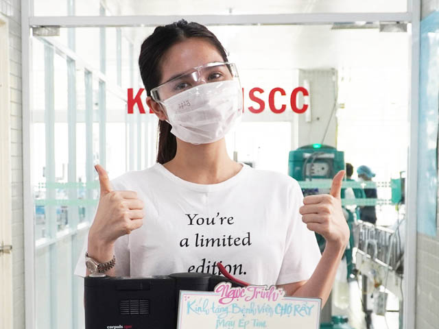 Ngọc Trinh đến bệnh viện Chợ Rẫy tặng máy ép tim 500 triệu đồng