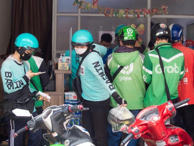 Hà Nội cấp “thẻ thông hành” cho shipper mô tô hoạt động trở lại