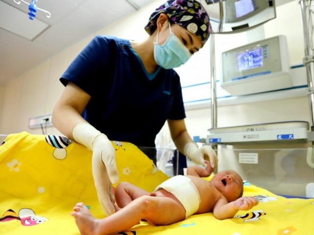 Thành phố đầu tiên Trung Quốc hỗ trợ tiền, khuyến khích người dân đẻ thêm con