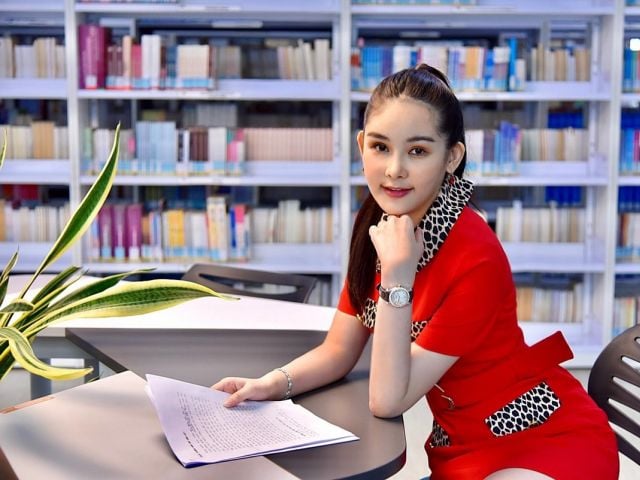 Giám đốc trẻ nhất Đại học Hoa Sen - Lê Âu Ngân Anh thử đồ đi dạy, đeo túi hiệu 1,6 tỷ đồng