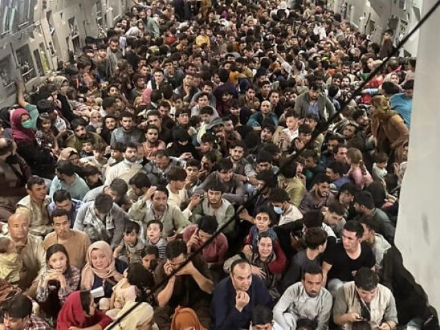 Vì sao Mỹ tạm dừng các chuyến bay từ Afghanistan khi hàng ngàn người vẫn chờ sơ tán?