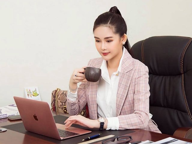 Giám đốc trẻ nhất ĐH Hoa Sen - Lê Âu Ngân Anh mặc đồ cả tỷ đồng khi đi lên lớp