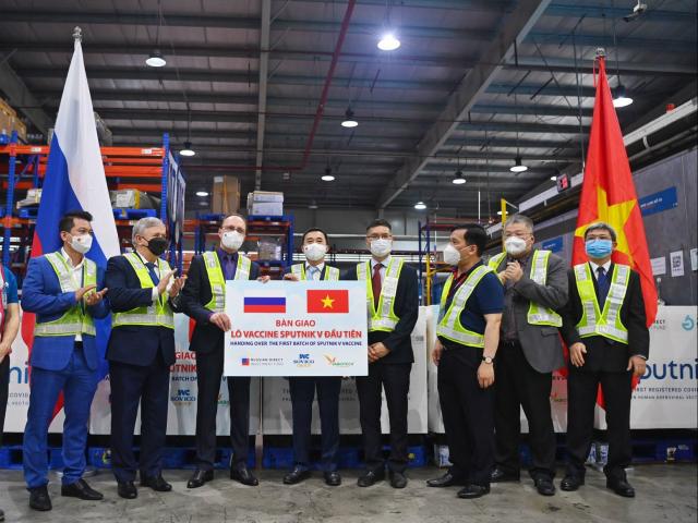 Việt Nam tiếp nhận lô vắc-xin COVID-19 Sputnik V đầu tiên