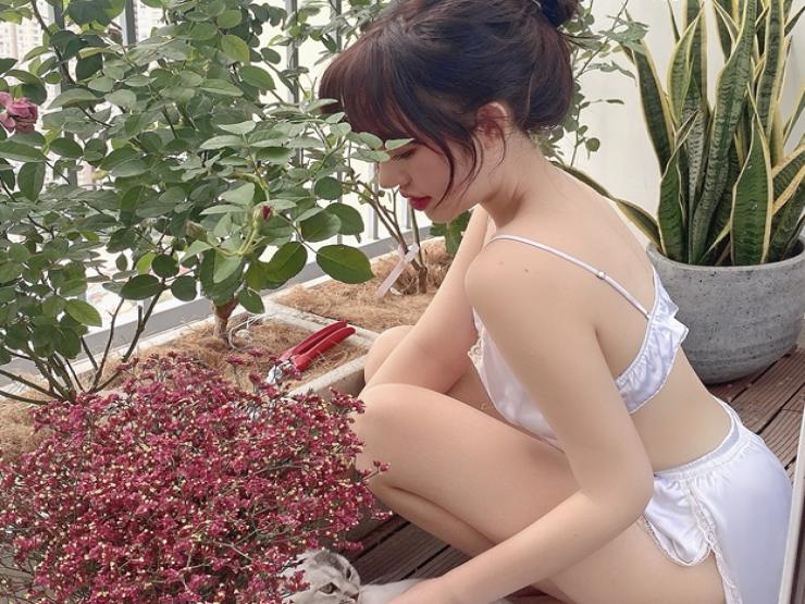 Tập yoga trên thảm cỏ, người đẹp Đồng Nai khiến ai đi qua cũng phải ngoái nhìn