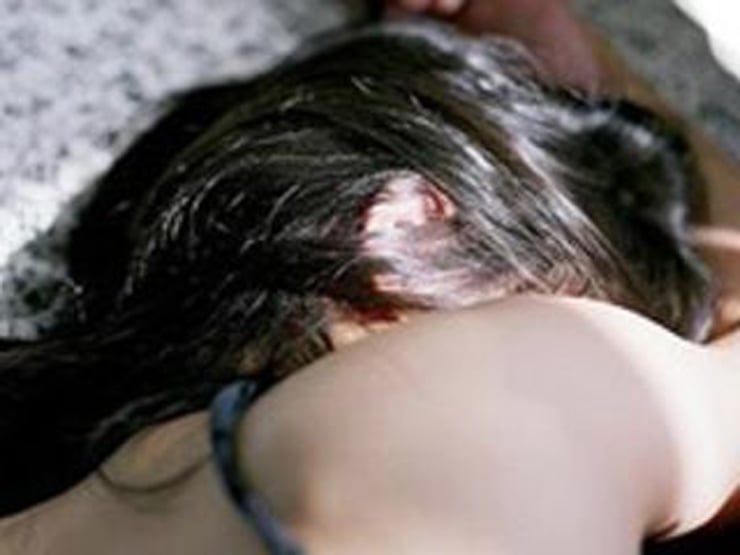 Đi du lịch cùng vợ, người đàn ông gây họa khi gặp gái lạ ở quán bar