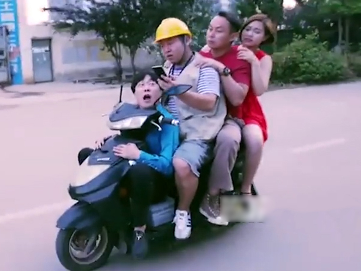Vừa lái xe vừa dùng điện thoại rất thiếu an toàn!