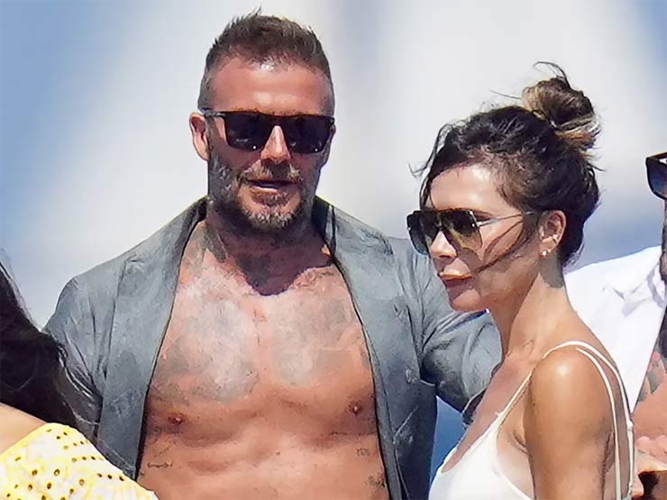 Victoria Beckham được khen trẻ trung bất chấp thời gian khi đi cạnh chồng dù hơn tuổi