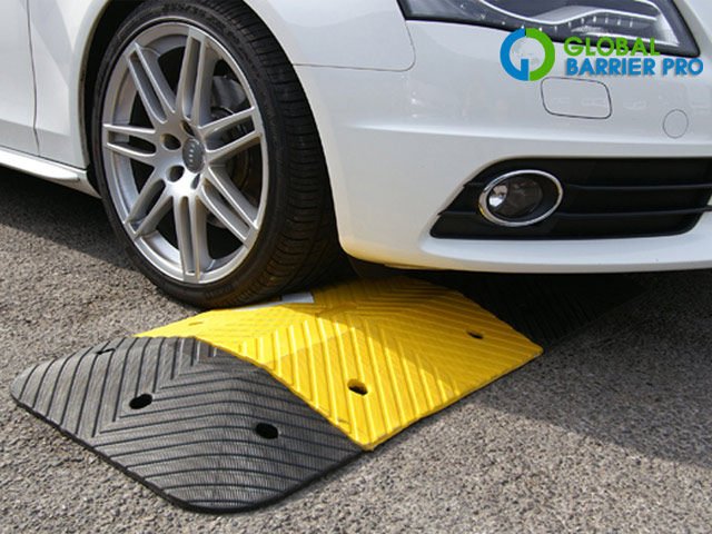 Ứng dụng ốp tường cao su siêu phản quang, gờ giảm tốc ở bãi giữ xe