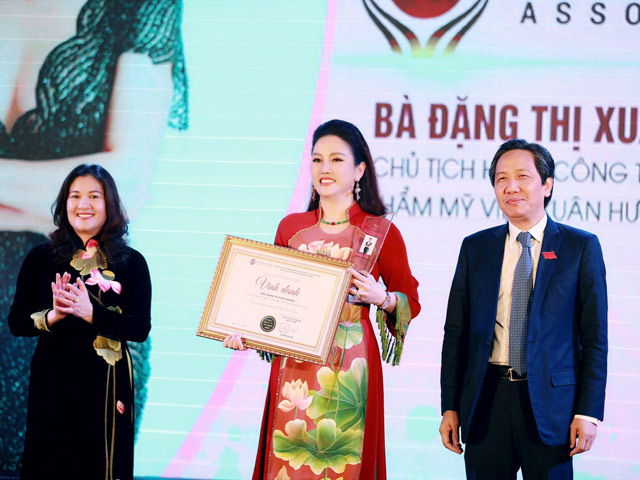 Doanh nhân Xuân Hương được vinh danh tại VNBA Beauty Awards 2020
