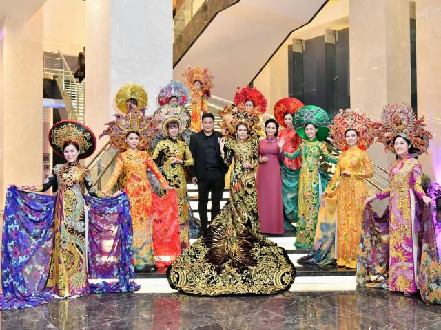 Hương Queen ra mắt BST áo dài “New Look” tại Amcham Gala