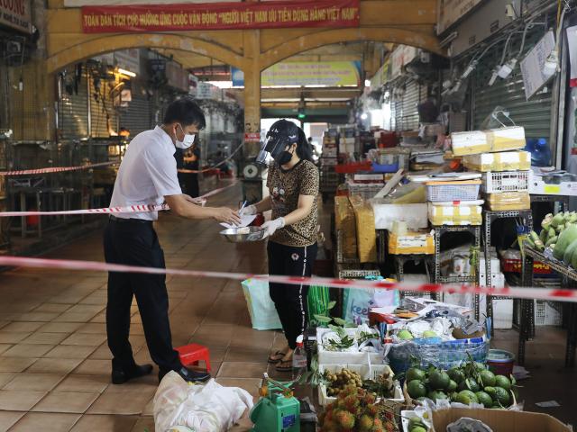 TP.HCM giai đoạn “bình thường mới”: Bên trong chợ Bến Thành có gì?