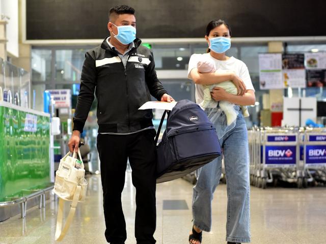 Ảnh: Sân bay Tân Sơn Nhất trong ngày thứ hai mở lại chuyến bay thương mại