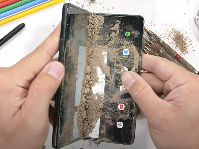 Samsung phô diễn màn tra tấn chiếc điện thoại đắt tiền nhất