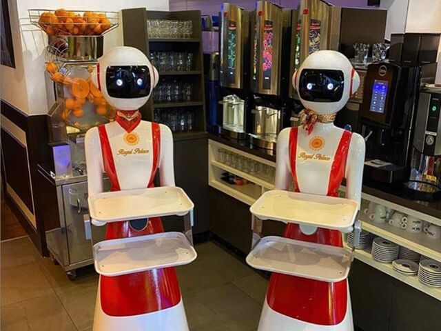 Thiếu lao động trầm trọng, nhiều nhà hàng phải dùng robot để phục vụ