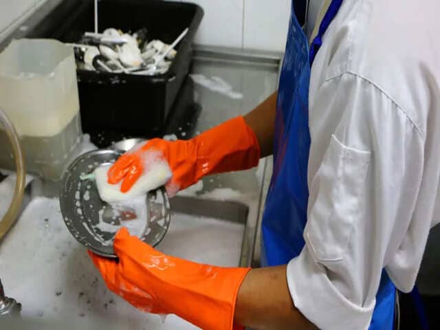 Thiếu lao động trầm trọng, nhân viên rửa bát được "săn lùng" với mức lương hơn 1 tỷ/năm