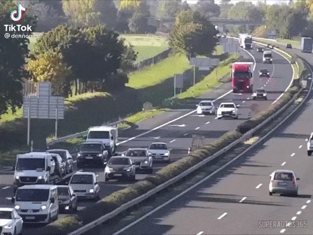 Clip: Tài xế xe SUV đánh lái cực nhanh né tai nạn liên hoàn trên cao tốc
