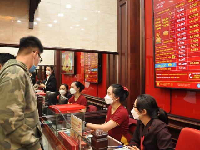 Giá vàng tăng dữ dội, vượt mốc 62 triệu đồng: Cảnh tượng bất ngờ ở phố vàng Trần Nhân Tông