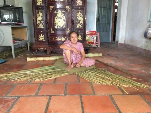 Lấy cây cỏ về đan túi, khách trong và ngoài nước đều muốn mua