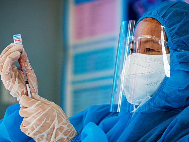 Số ca COVID-19 ở Hà Nội tăng vọt, người dân nên làm gì?