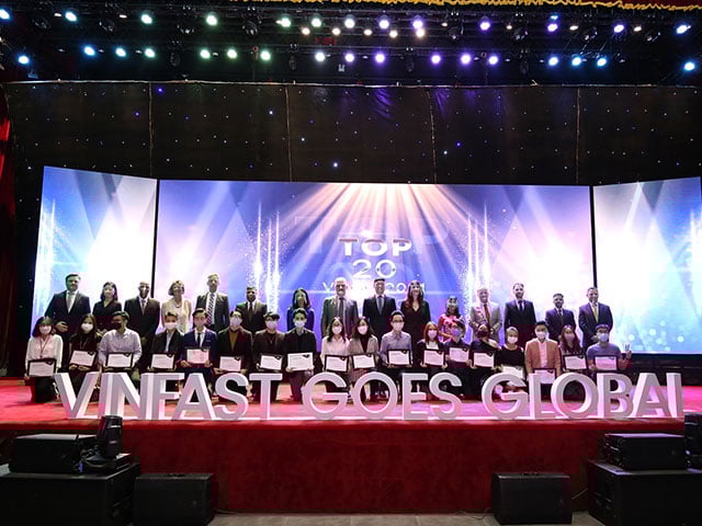 Trường Đại Học Vinuni trao giải cho sinh viên thế giới tham dự cuộc thi "Giải bài toán kinh doanh toàn cầu"