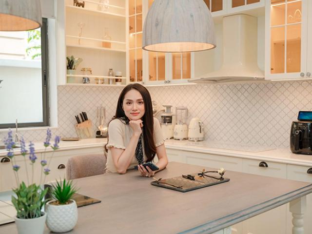 Hoa hậu Hương Giang đón sinh nhật trong biệt thự thông minh